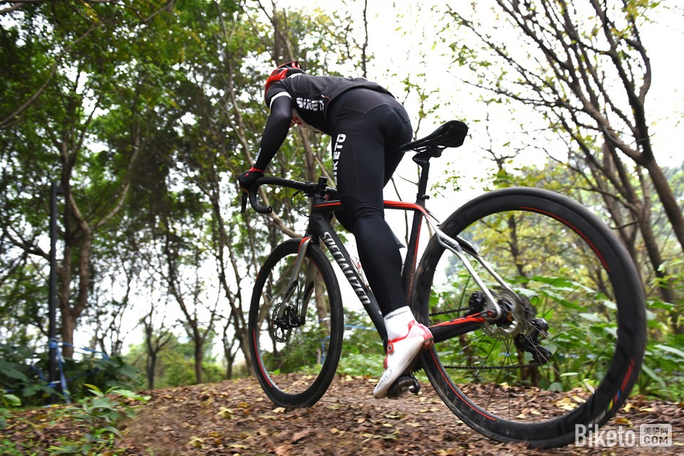 魯貝五冠王：Specialized Roubaix Pro Race Disc 評測
